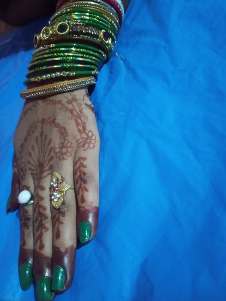 一位手戴绿色手镯的女士的照片图片下载