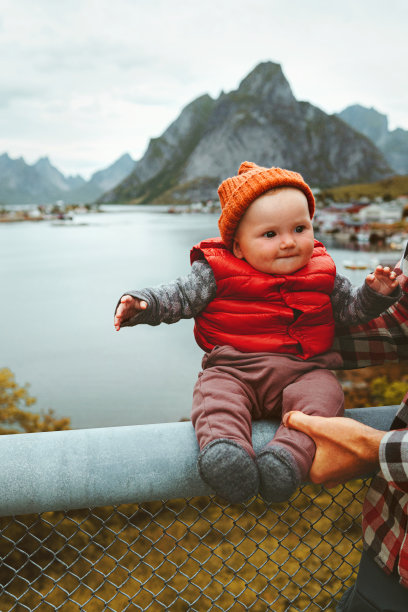 宝宝在挪威旅行可爱的孩子家庭假期图片下载