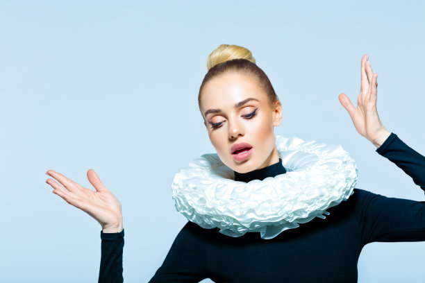 戴颈圈的女人的肖像图片下载