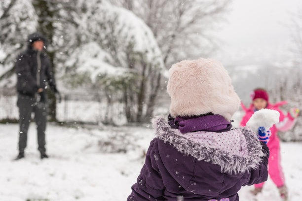 一家人在雪地上玩图片下载