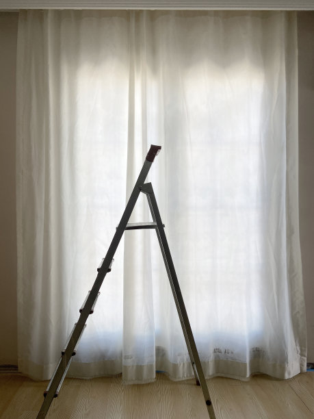 梯子在客厅的窗帘前面图片下载