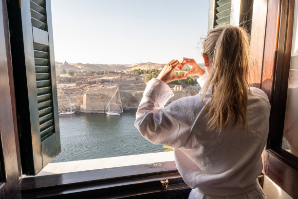 女人在卧室欣赏尼罗河的景色图片下载