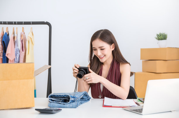 创业小企业企业家SME，写真自由职业者亚洲妇女在家中办公室用相机盒拍摄产品照片，在线营销包装送货，中小企业电子商务电话营销仓库概念图片下载