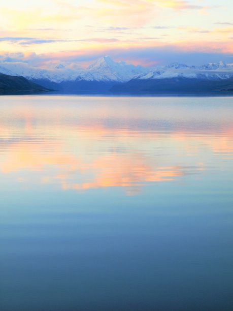 粉红色和橙色的云图片下载