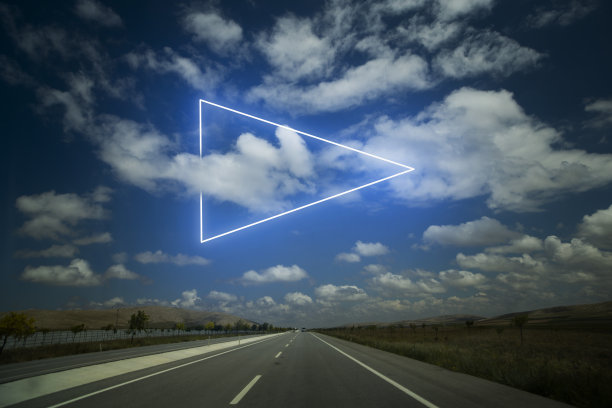 公路景观和几何霓虹灯上的云朵图片下载