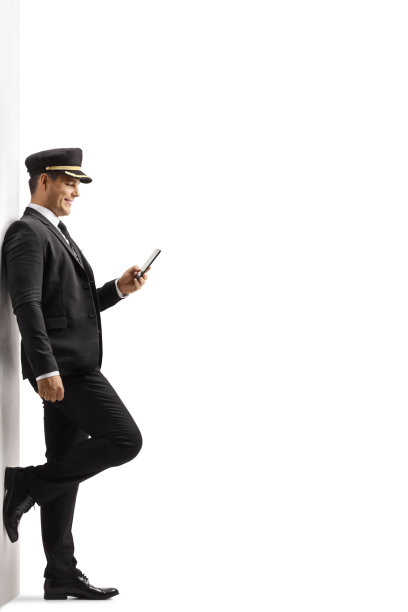 一名司机站着用手机打字的全长侧面照片图片下载