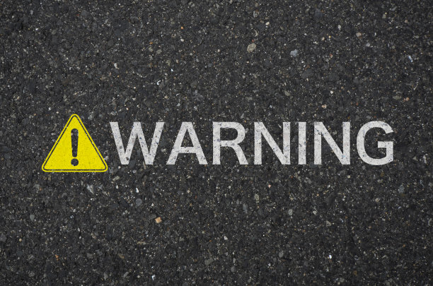 带警告标志的沥青图片下载