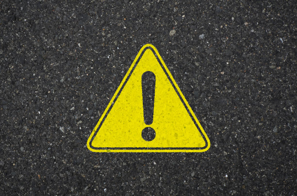 带警告标志的沥青图片下载