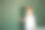 一个可爱的小男孩在学校站在黑板旁边写字。回到学校的概念图片下载