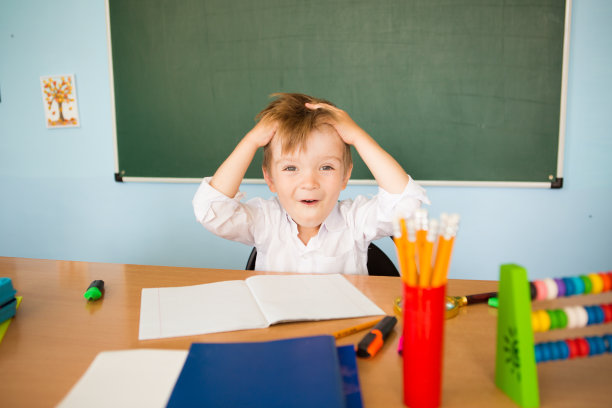 回到学校的概念。有趣的疲倦的学生思考这个艰巨的任务图片下载