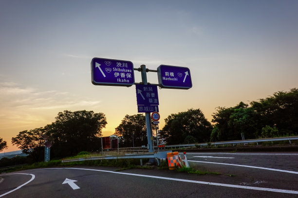 在早晨阳光的照耀下，涩川Ikaho立交桥(金越高速公路)闪闪发光图片下载