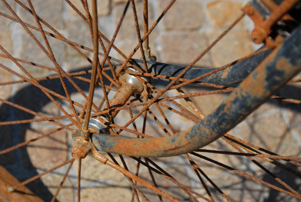 旧自行车，细节生锈的辐条图片下载