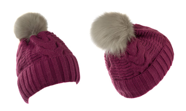 妇女针织帽孤立在白色背景。有绒球的帽子。深红色的帽子图片下载