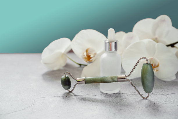 精华液或精油瓶与瓜沙按摩辊水疗和自然护肤，身体和皮肤护理自然治疗，水疗化妆品品牌模型图片下载