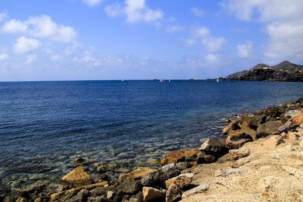 夏日阳光明媚的帕洛斯海岸图片下载