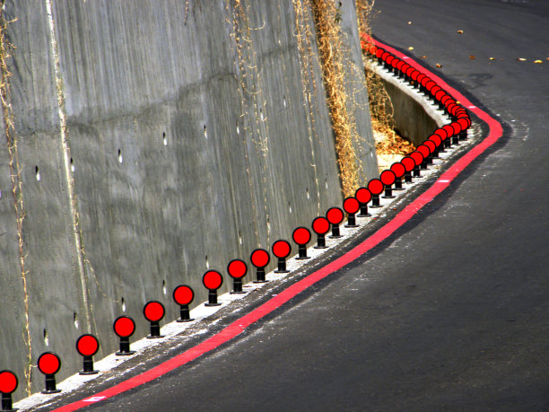 弯曲道路旁的道路反射器，交通反射器，道路反射器图片下载