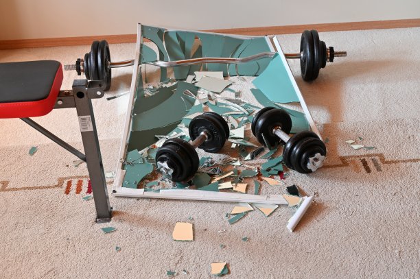 体育馆事故正面照片，清晰的反光图片下载