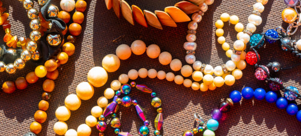 黑色背景上有很多不同材质的人造珠宝图片下载