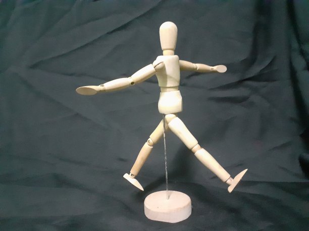一个木制的人体玩具图片下载