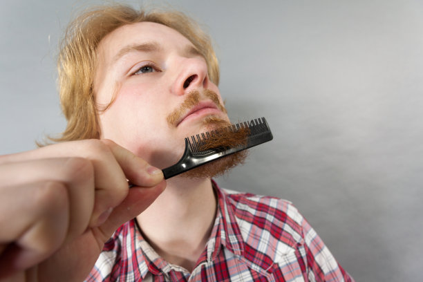 梳理胡子的男人图片下载