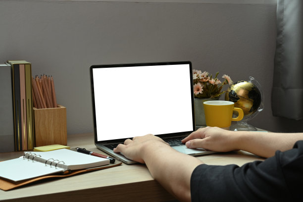 近距离观察年轻人在家庭办公室使用笔记本电脑。图片下载