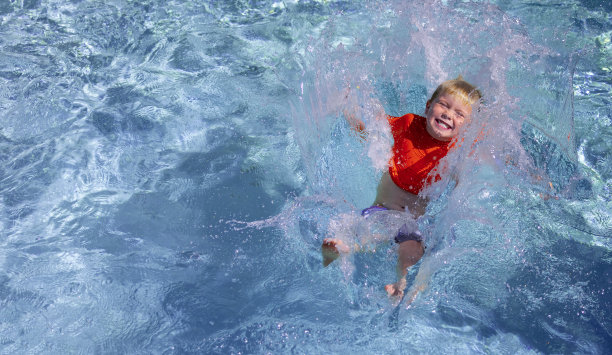 泳池里的乐趣图片下载