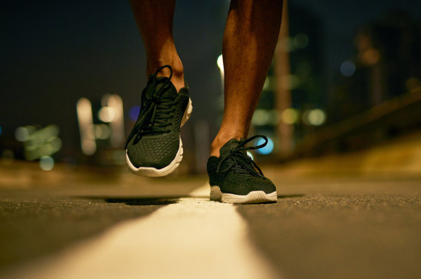 拍摄到一个不知名的男人在清晨独自在城市里奔跑图片下载