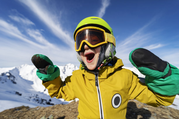 小男孩在山上滑雪图片下载