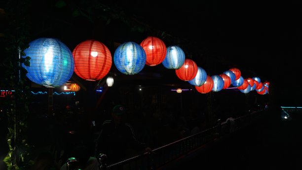 灯笼在晚上有红色和蓝色的光图片下载