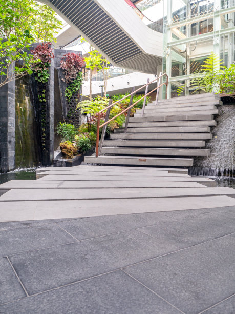 庭院外的建筑小路在花园里图片下载