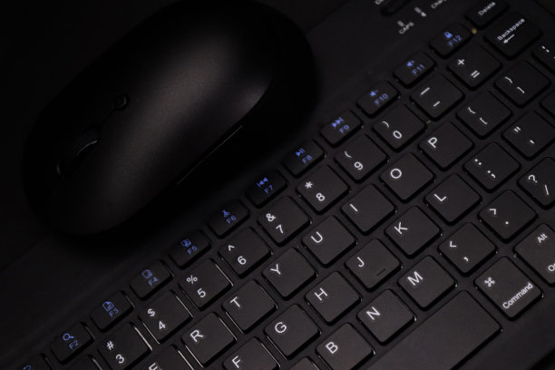 优雅的黑色无线键盘和鼠标图片下载