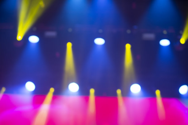 明亮的蓝色背景与粉红色条纹和黄色的光束从投影仪。图片下载