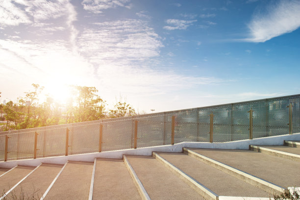 户外公园草坪上的攀登台阶图片下载