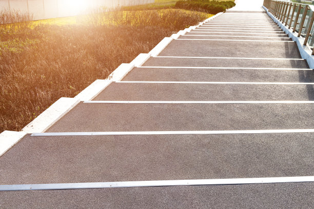 户外公园草坪上的攀登台阶图片下载