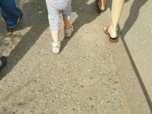 妈妈和孩子在散步。带着孩子去散步。育儿。图片下载