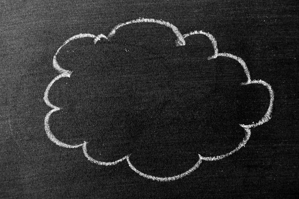 白色粉笔在黑板或黑板背景上手绘云状图片下载