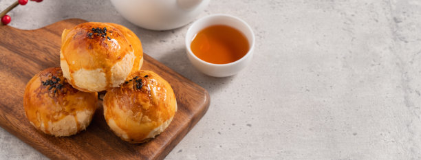 中秋佳节用的蛋黄月饼。图片下载