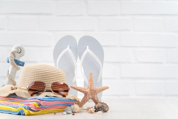 夏日沙滩背景设计概念与配件在白色的桌子背景。图片下载