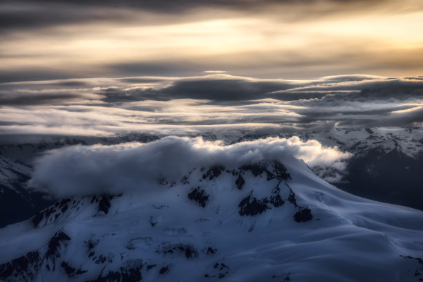 从飞机上俯瞰加拿大山景图片下载