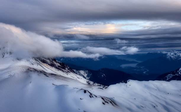 从飞机上鸟瞰加拿大山景在春天图片下载