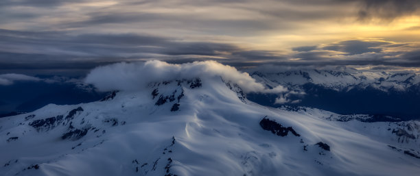 从飞机上俯瞰加拿大山景图片下载