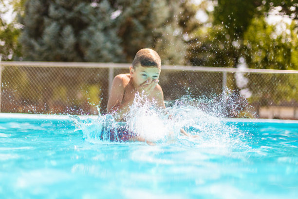 小男孩跳进社区游泳池照片系列图片下载