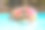 两个小男孩在游泳池一起玩在夏天的时间有趣的照片系列图片下载