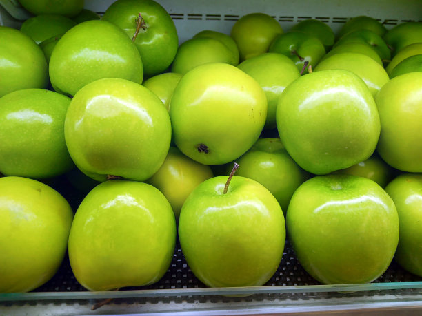 冰箱照片里新鲜的青苹果图片下载