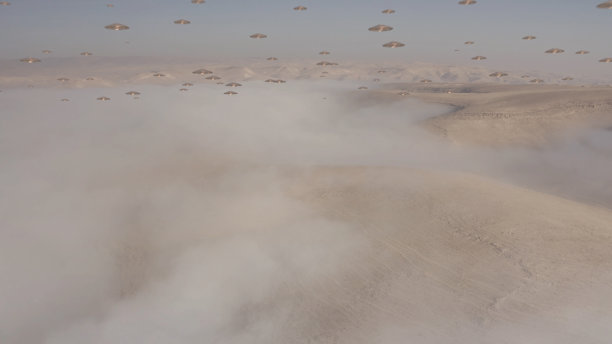 有不明飞行物和雾云的外星沙漠世界鸟瞰图图片下载