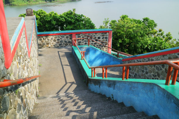 一段长长的楼梯下降，在公园的照片中转弯图片下载