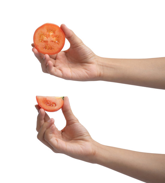 手拿一个番茄孤立在白色的背景。新鲜的蔬菜。生的有机健康食品。在杂货店和超市做饭和吃饭。图片下载