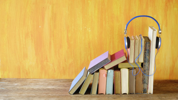 有声书概念与排书和复古耳机，文学，娱乐，良好的拷贝空间图片下载