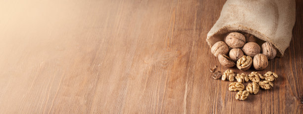 核桃仁和整个核桃在乡村餐桌上图片下载