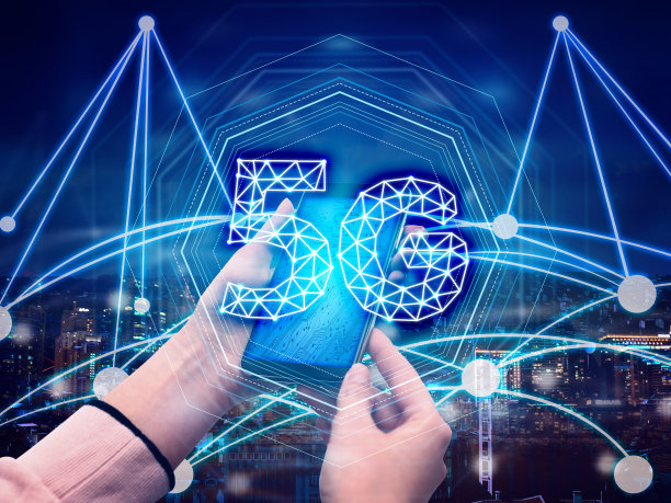 一名女子在户外使用带有5G网络系统的智能手机，近景图片下载